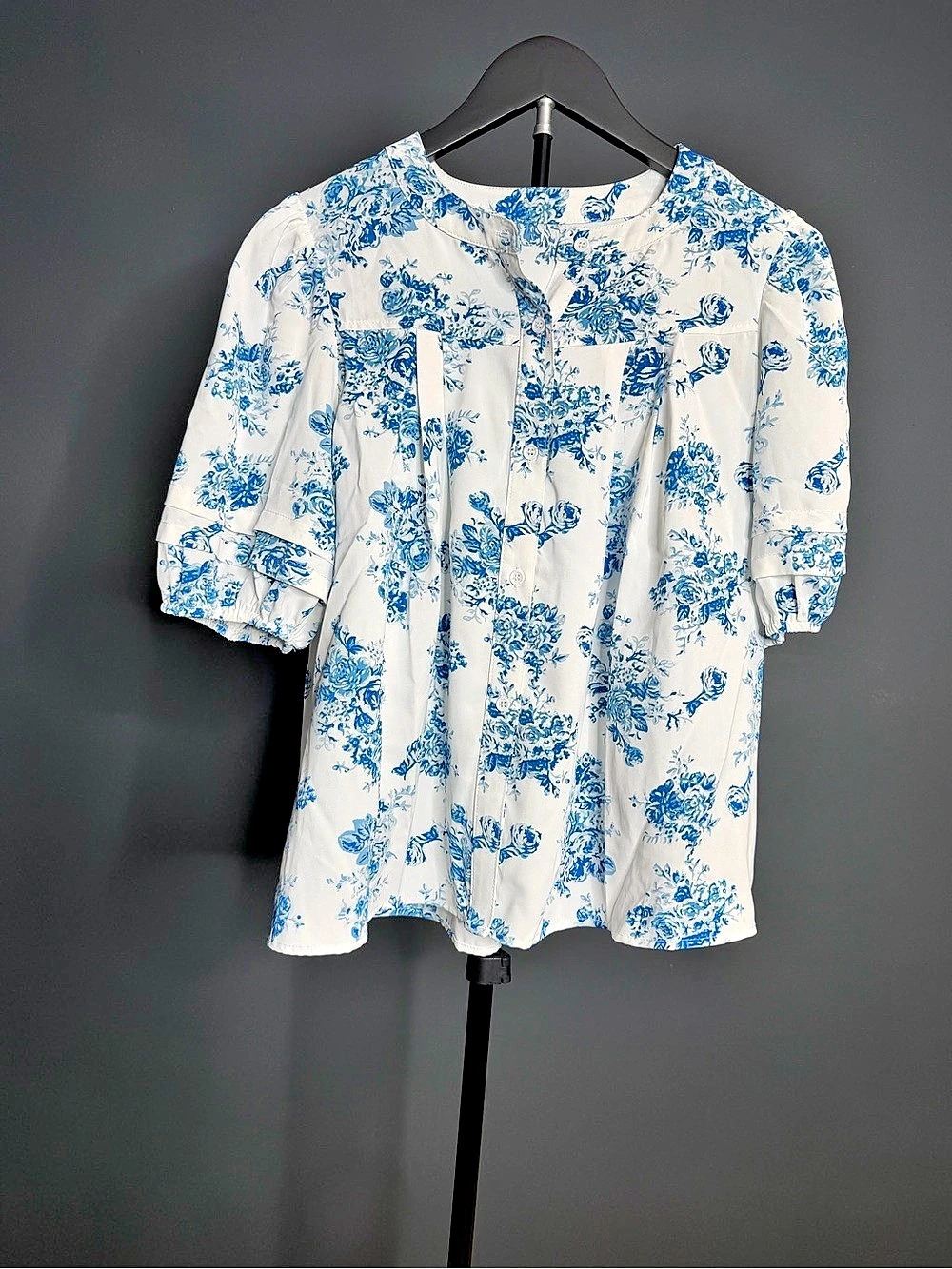 Floral Blouse in Blue & White Size Small Like New